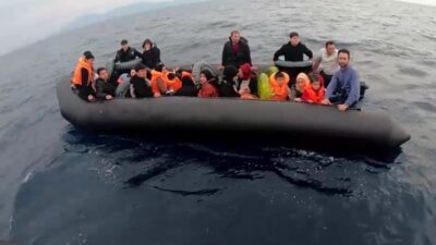  İzmir'in Çeşme ve Menderes ilçeleri açıklarında 18'i çocuk 52 düzensiz