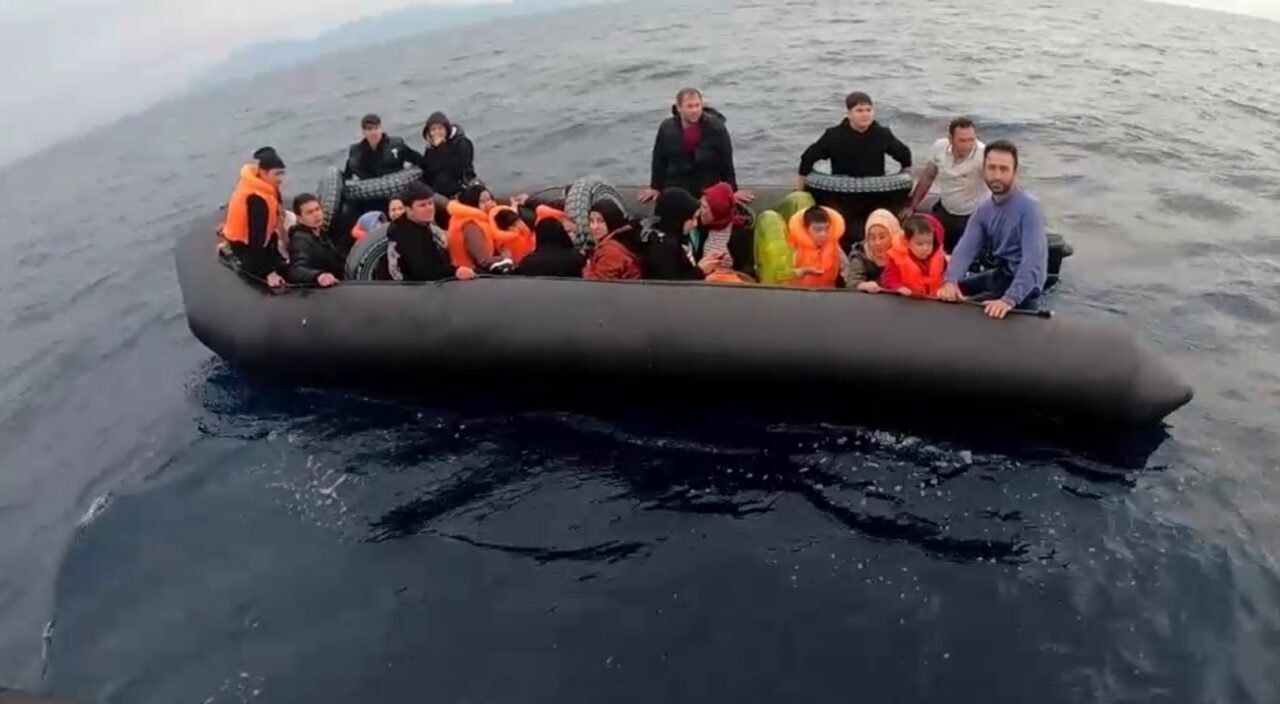  İzmir'in Çeşme ve Menderes ilçeleri açıklarında 18'i çocuk 52 düzensiz