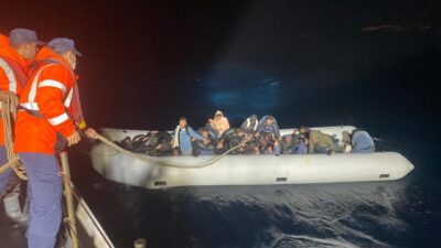  İzmir'in Foça ilçesi açıklarında 86 düzensiz göçmen yakalandı.