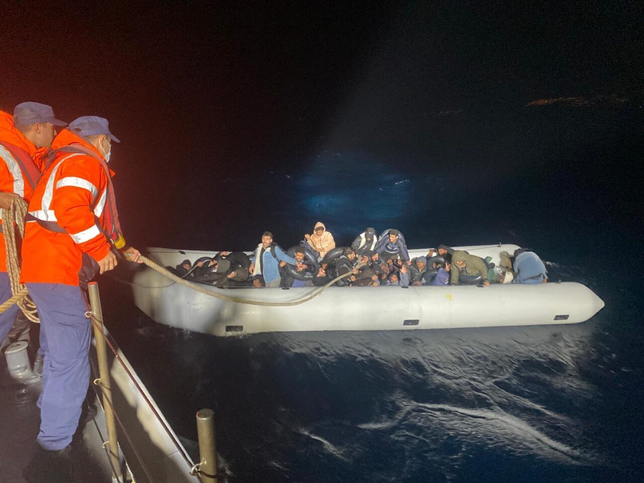  İzmir'in Foça ilçesi açıklarında 86 düzensiz göçmen yakalandı.
