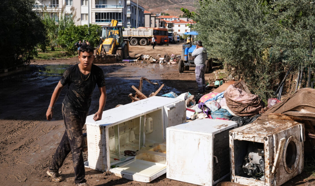 İzmir'in Foça ilçesinde sağanak ve şiddetli yağış nedeniyle oluşan selin