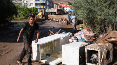 İzmir'in Foça ilçesinde sağanak ve şiddetli yağış nedeniyle oluşan selin