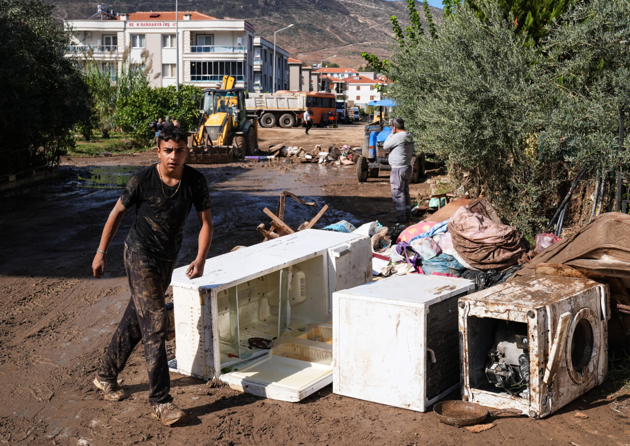 İzmir'in Foça ilçesinde sağanak ve şiddetli yağış nedeniyle oluşan selin