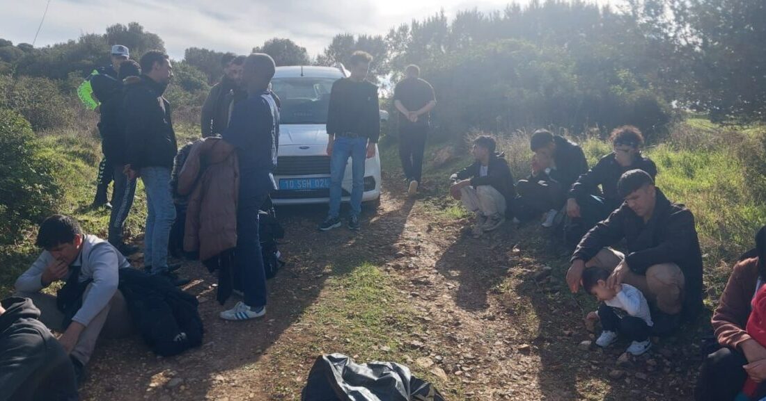  İzmir'in Aliağa ilçesinde 37 düzensiz göçmen yakalandı, Çeşme ilçesi açıklarında