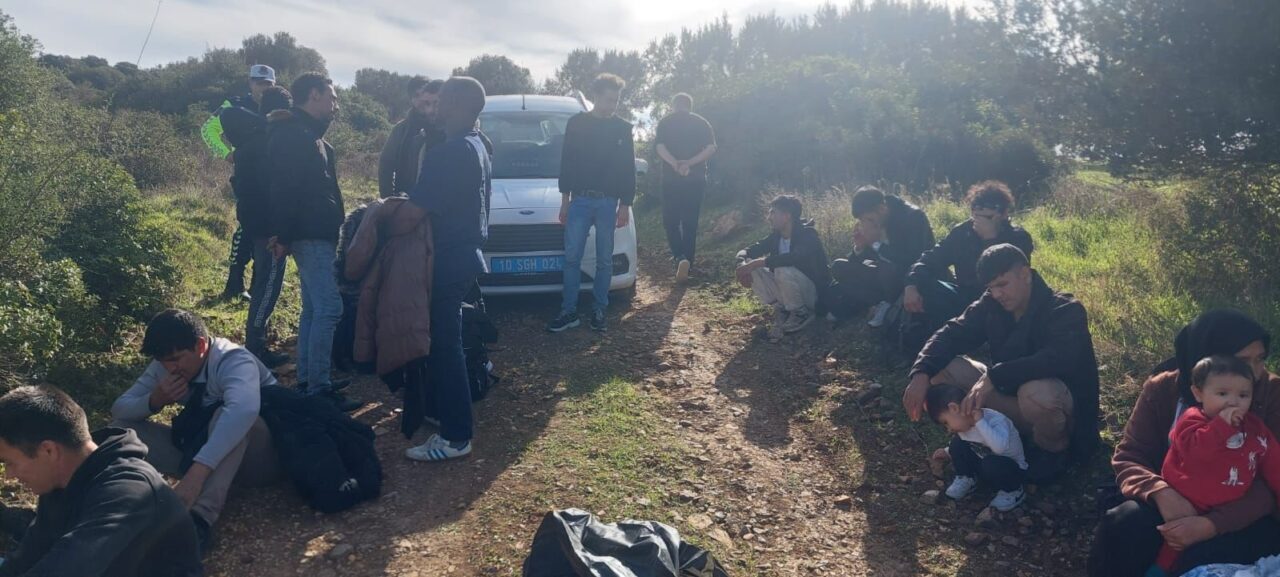 İzmir'in Aliağa ilçesinde 37 düzensiz göçmen yakalandı, Çeşme ilçesi açıklarında