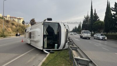 İzmir'in Gaziemir ilçesinde midibüsün devrilmesi sonucu 5 kişi yaralandı.