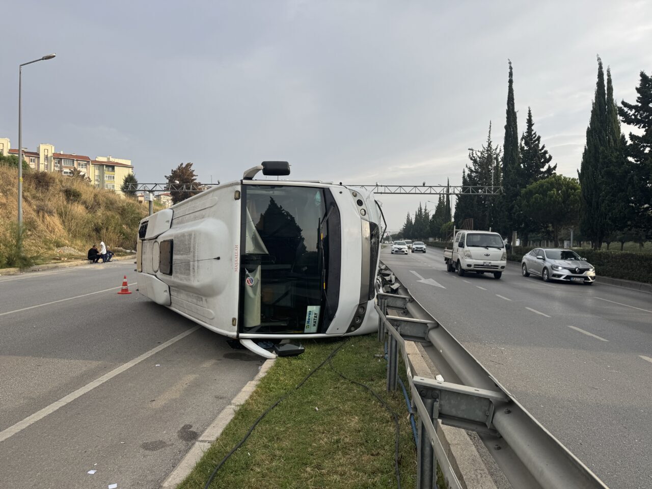 İzmir'in Gaziemir ilçesinde midibüsün devrilmesi sonucu 5 kişi yaralandı.