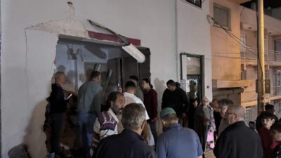 İzmir'in Bayraklı ilçesinde, freni boşalan kamyonun 4 katlı bir apartmanın