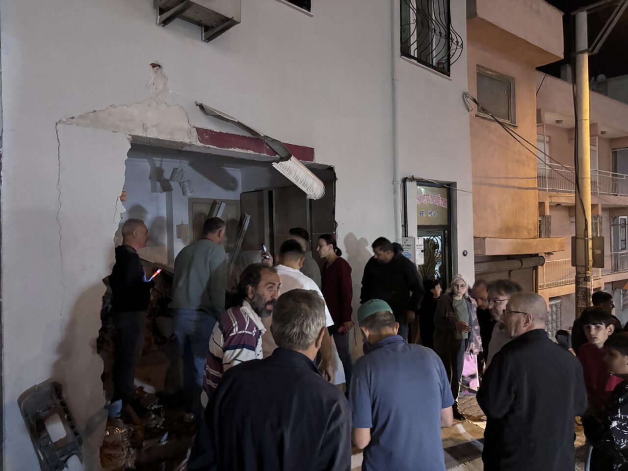 İzmir'in Bayraklı ilçesinde, freni boşalan kamyonun 4 katlı bir apartmanın