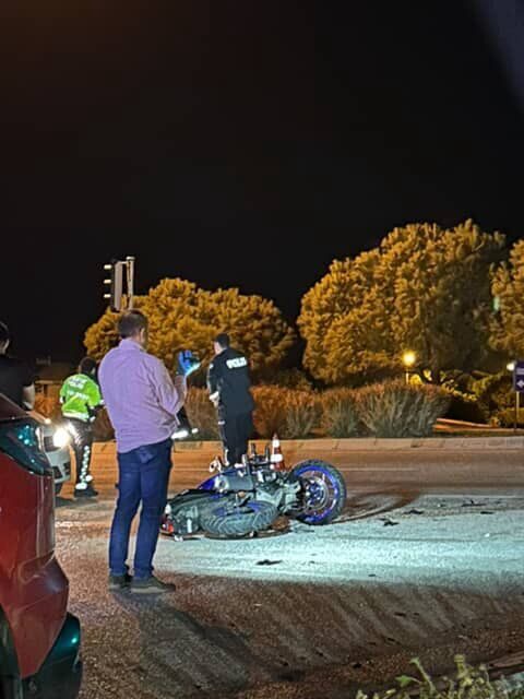  İzmir'in Çeşme ilçesinde, otomobil ile motosikletin çarpışması sonucu 1 kişi