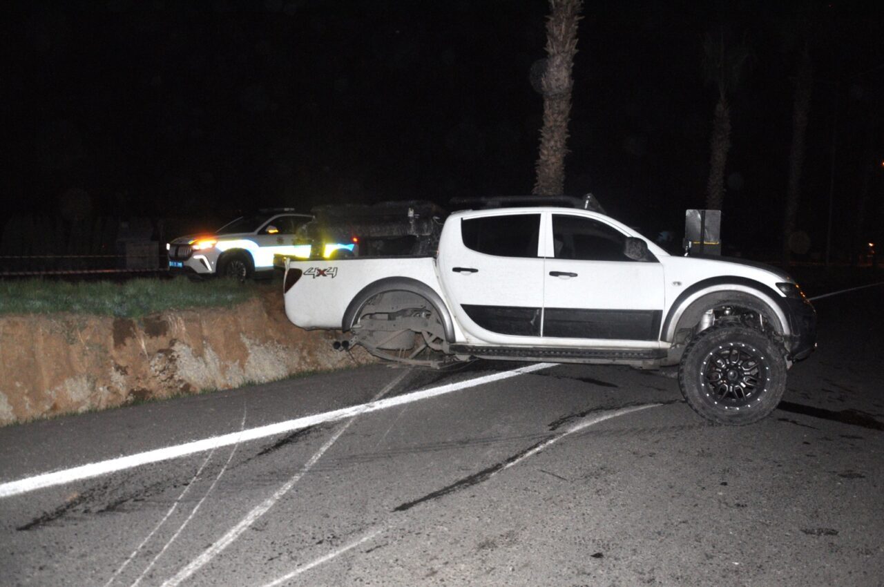  İzmir'in Ödemiş ilçesinde otomobil ile pikabın çarpışması sonucu 3'ü çocuk