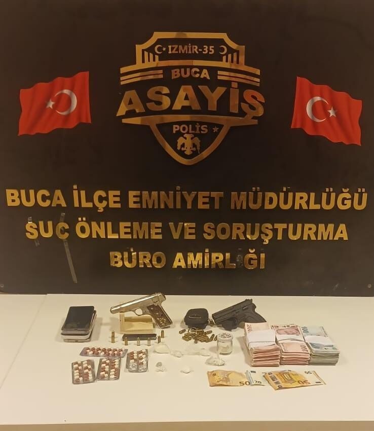  İzmir'in Buca ilçesindeki 2 operasyonda ruhsatsız silah ve uyuşturucu ele