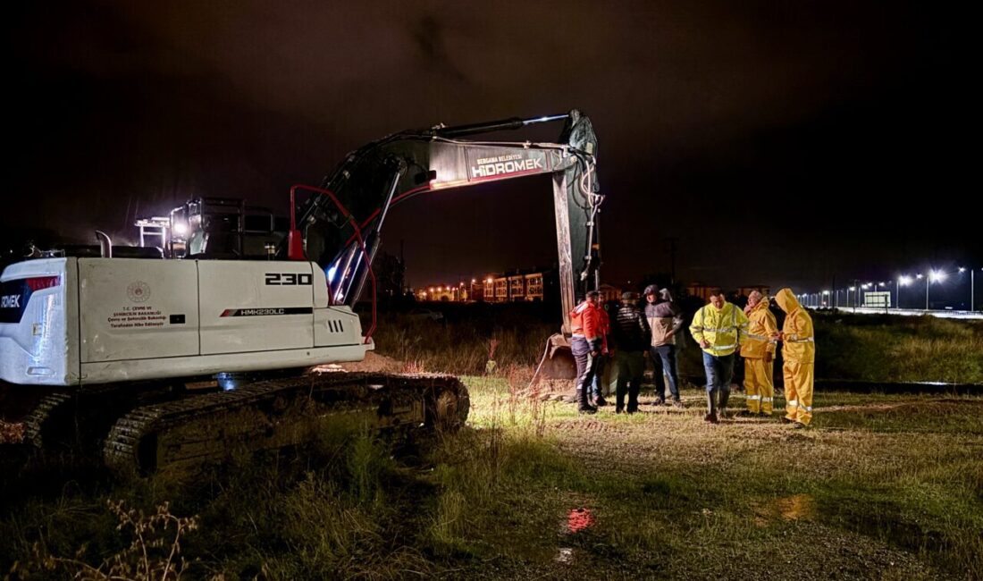  İzmir'in Bergama ilçesinde etkili olan kuvvetli sağanak nedeniyle sokaklar göle