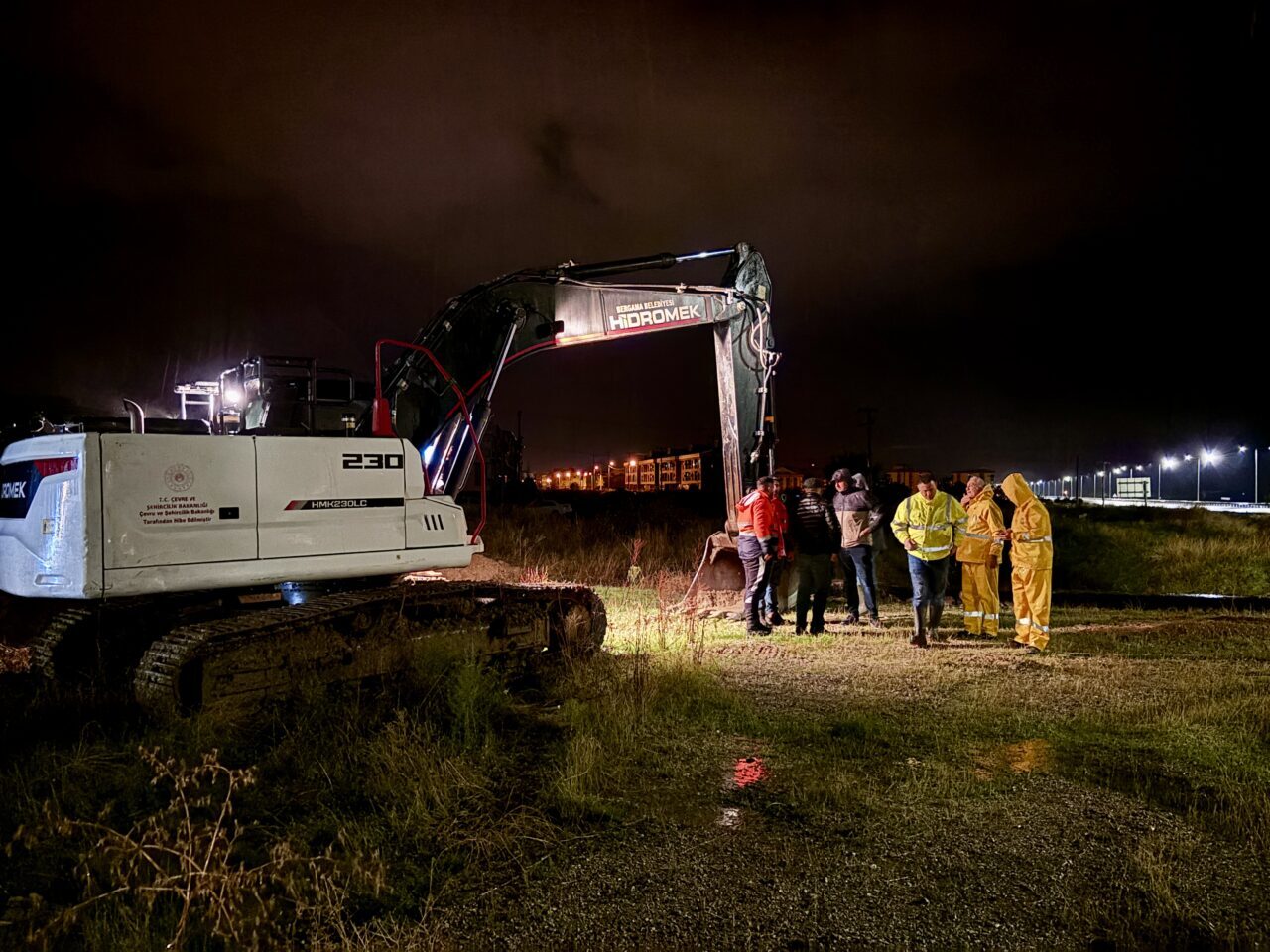  İzmir'in Bergama ilçesinde etkili olan kuvvetli sağanak nedeniyle sokaklar göle