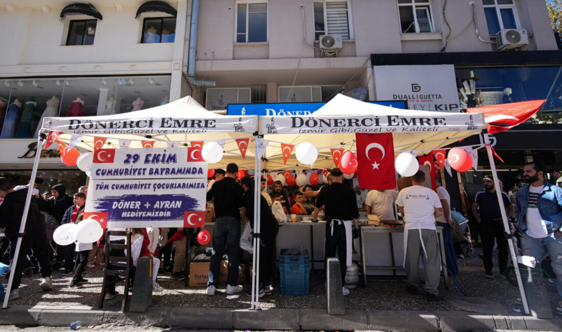 İzmir'in Konak ilçesinde bir dönerci, 29 Ekim Cumhuriyet Bayramı dolayısıyla
