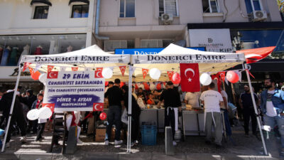İzmir'in Konak ilçesinde bir dönerci, 29 Ekim Cumhuriyet Bayramı dolayısıyla