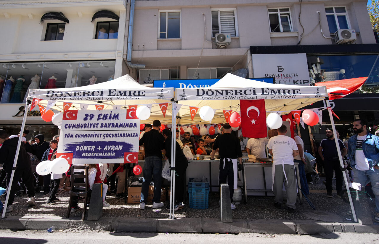 İzmir'in Konak ilçesinde bir dönerci, 29 Ekim Cumhuriyet Bayramı dolayısıyla
