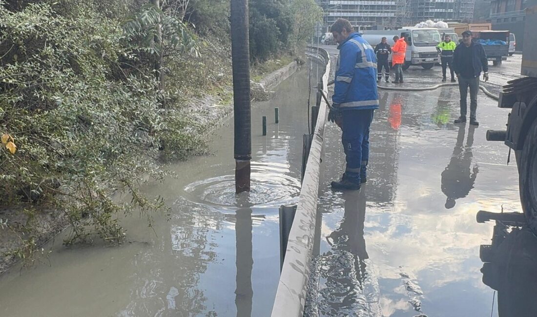 Kağıthane'de kuvvetli yağış nedeniyle su birikintisinden dolayı araçların güçlükle ilerlediği