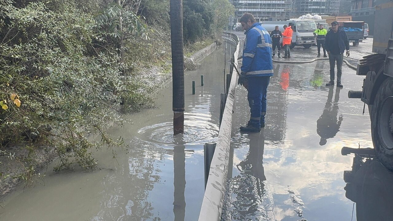 Kağıthane'de kuvvetli yağış nedeniyle su birikintisinden dolayı araçların güçlükle ilerlediği