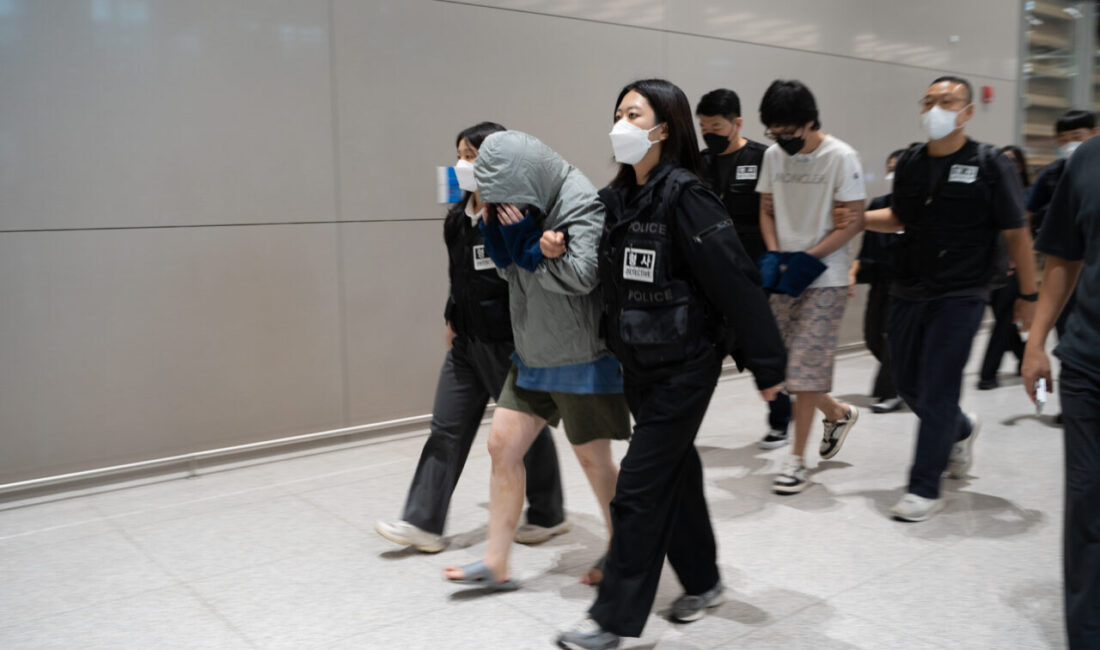 Kamboçya'da internet üzerinden dolandırıcılık yaptıkları iddiasıyla gözaltına alınan ve ülkelerine