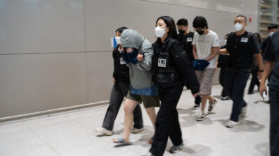 Kamboçya'da internet üzerinden dolandırıcılık yaptıkları iddiasıyla gözaltına alınan ve ülkelerine