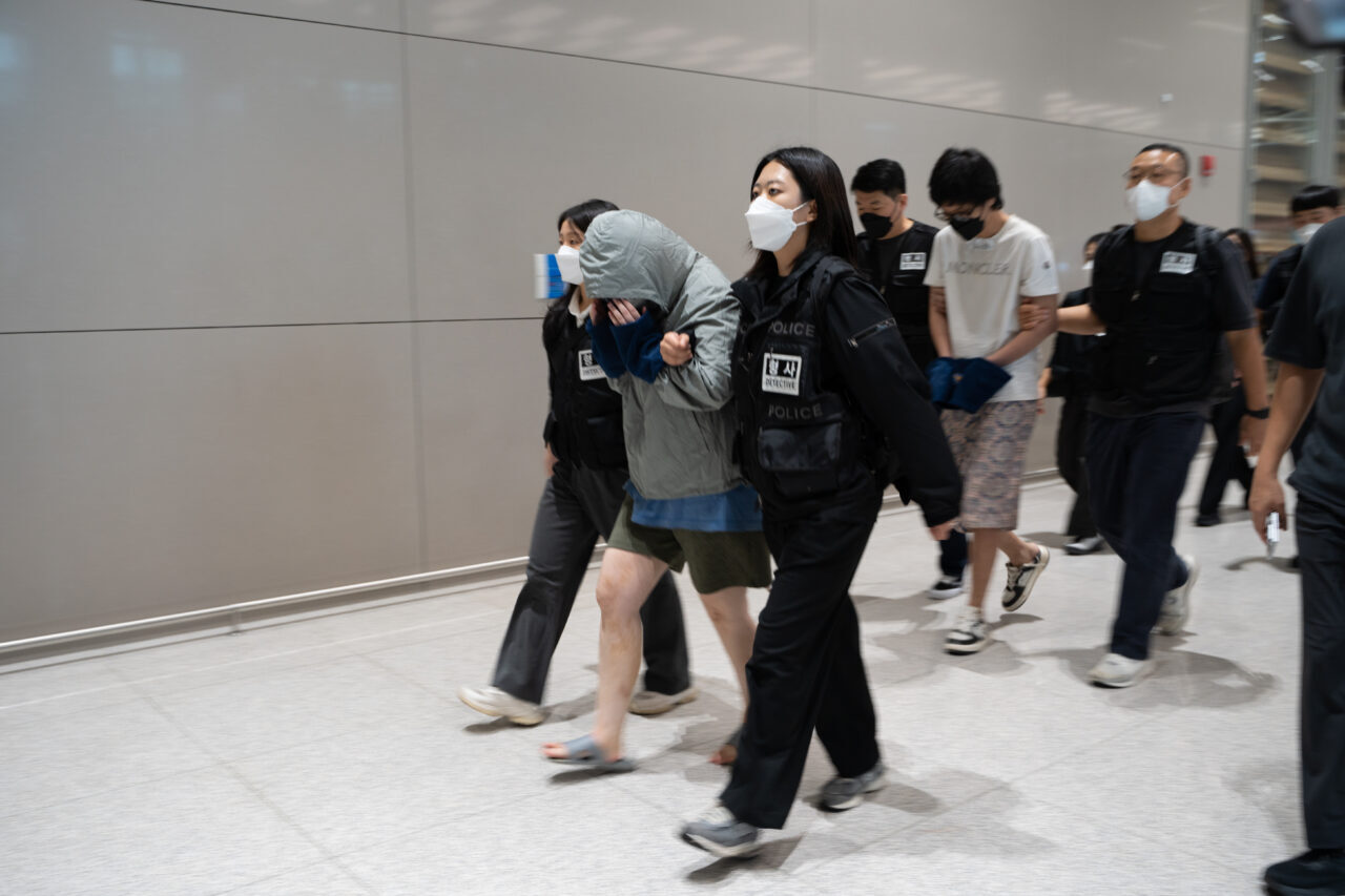 Kamboçya'da internet üzerinden dolandırıcılık yaptıkları iddiasıyla gözaltına alınan ve ülkelerine