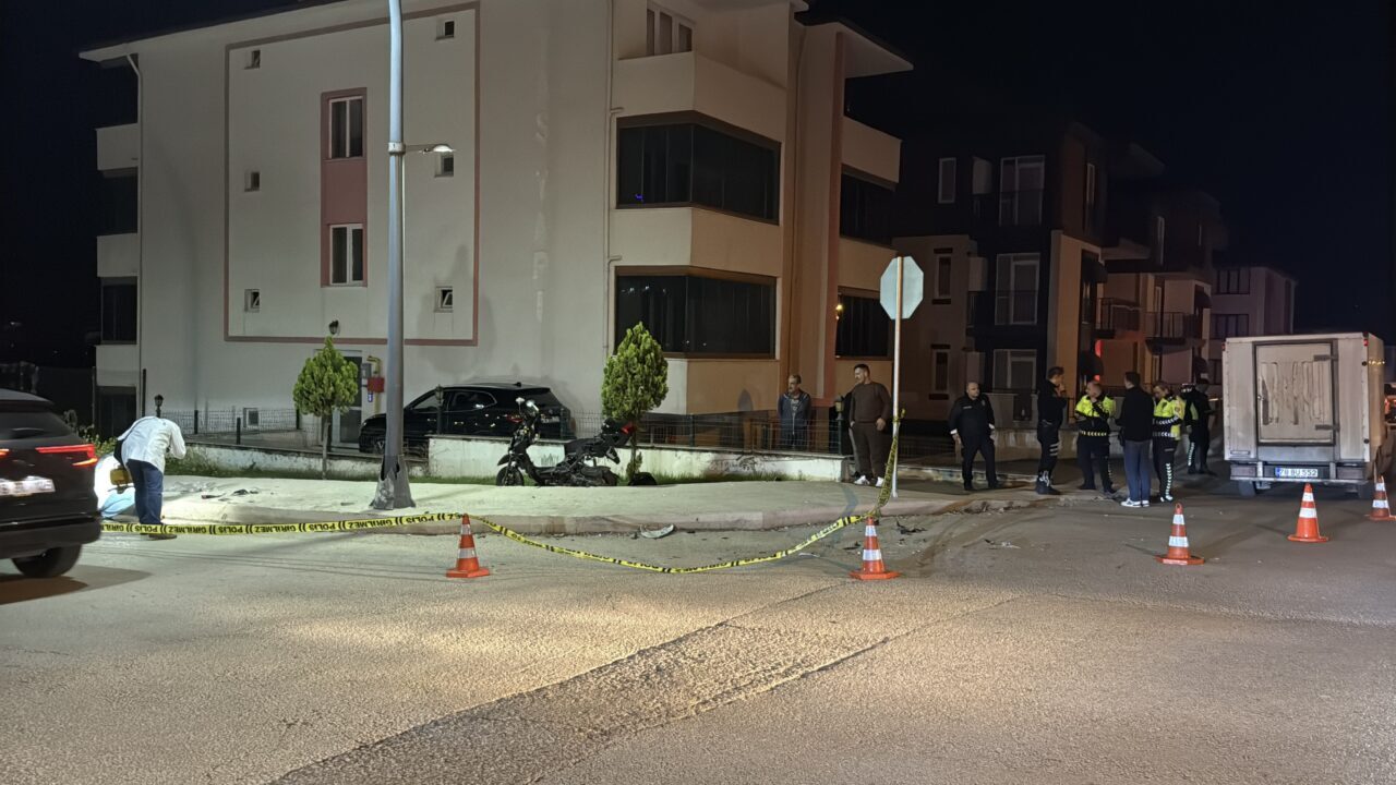 Karabük'te kamyonet ile motosikletin çarpışması sonucu 2 kişi yaralandı.