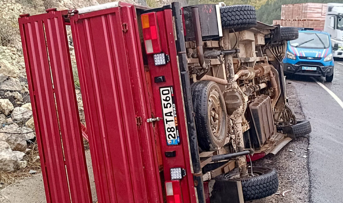 Karabük'ün Eskipazar ilçesinde kamyonetin su kanalına devrilmesi sonucu 5 kişi