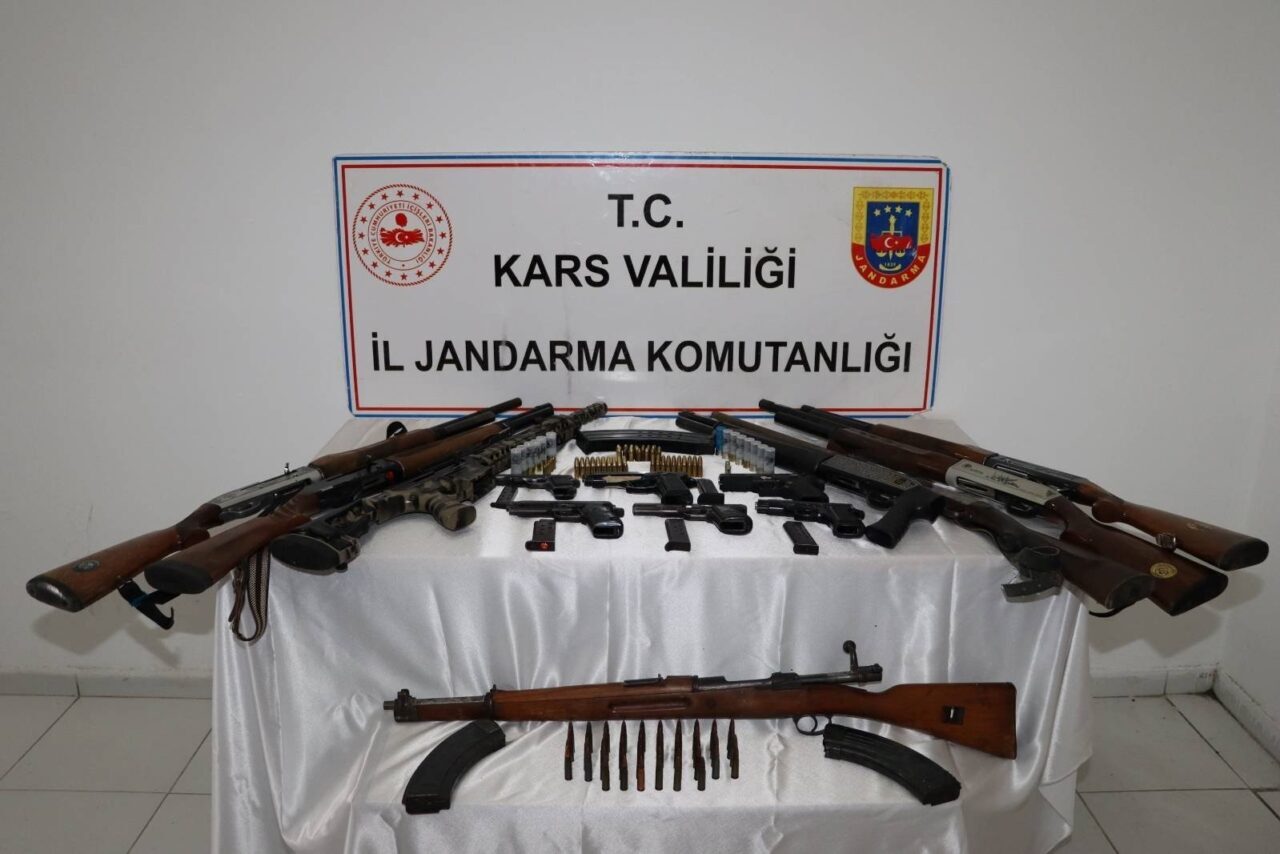 Kars'ta jandarmanın 239 personelin katılımıyla arananlar ile ruhsatsız silah bulunduranlara