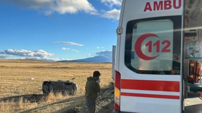  Kars'ta şarampole devrilen otomobildeki 1 kişi öldü, 2'si çocuk 3