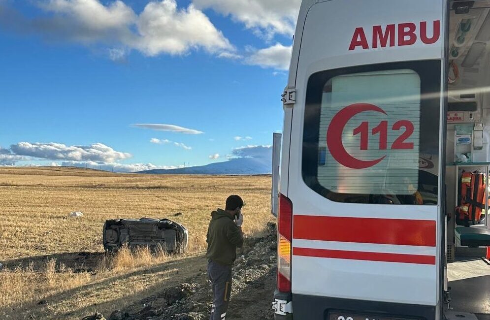  Kars'ta şarampole devrilen otomobildeki 1 kişi öldü, 2'si çocuk 3