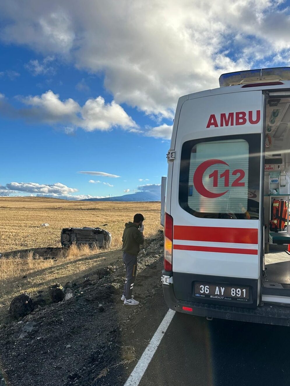  Kars'ta şarampole devrilen otomobildeki 1 kişi öldü, 2'si çocuk 3