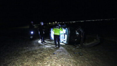 Kars'ta köy yolunda şarampole devrilen otomobildeki 4 kişi yaralandı.