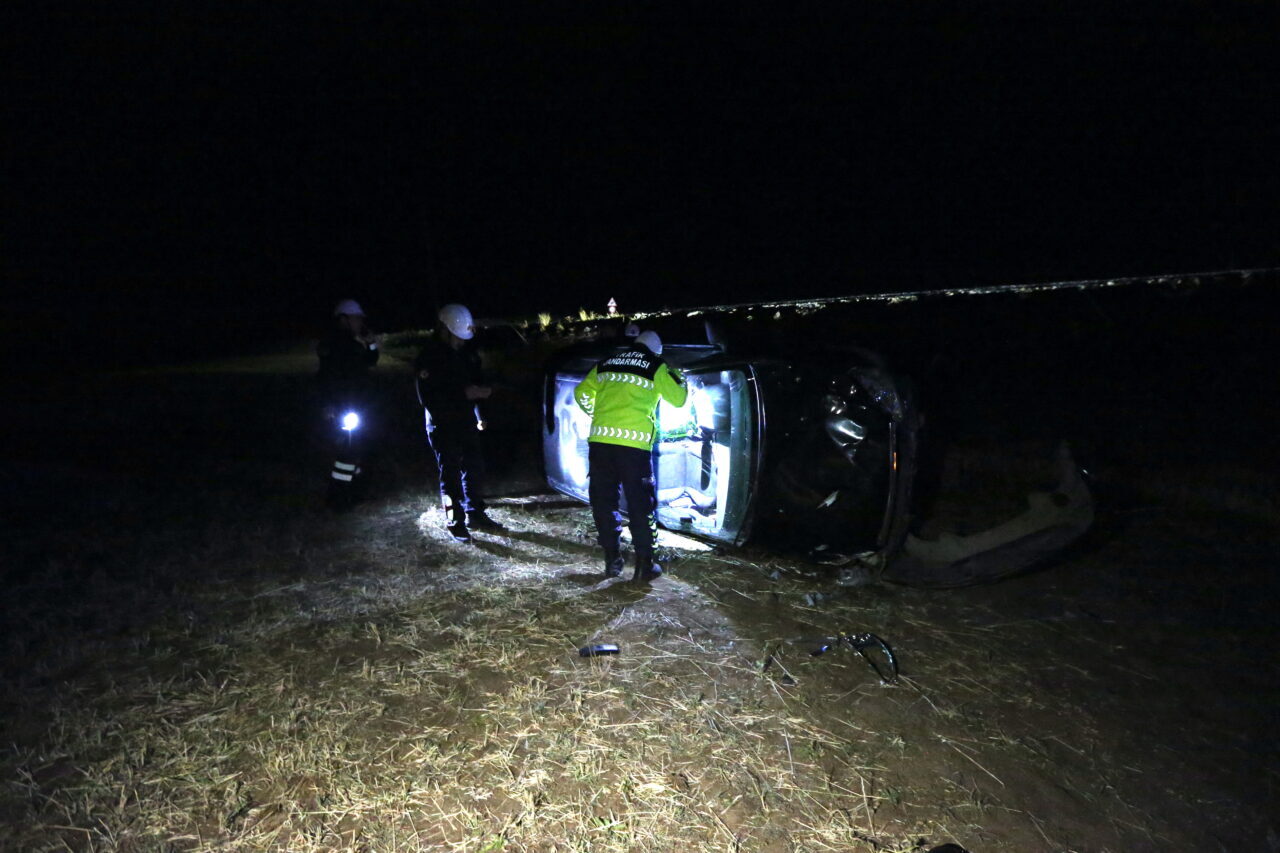 Kars'ta köy yolunda şarampole devrilen otomobildeki 4 kişi yaralandı.