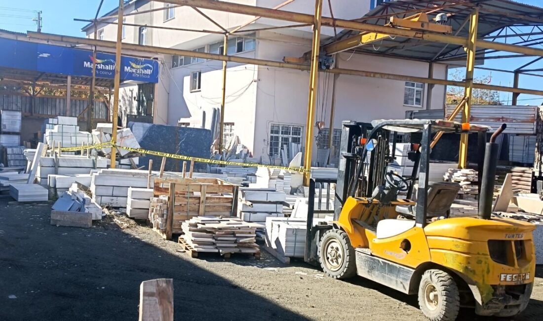 Kars'ın Kağızman ilçesinde, tırdan vinç yardımıyla boşaltılan mermerlerden biri üzerine