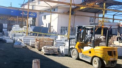  Kars'ın Kağızman ilçesinde, tırdan vinç yardımıyla boşaltılan mermerlerden biri üzerine
