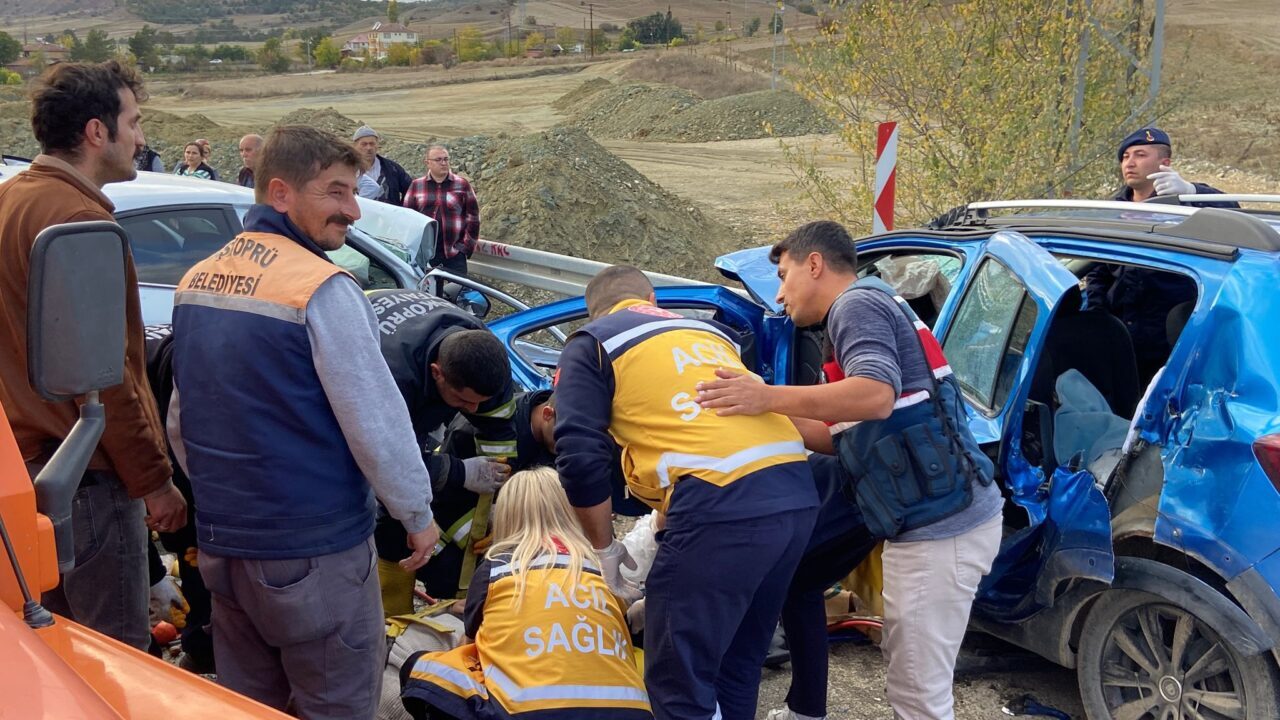 Kastamonu'nun Taşköprü ilçesinde iki otomobilin çarpıştığı kazada 1 kişi öldü,