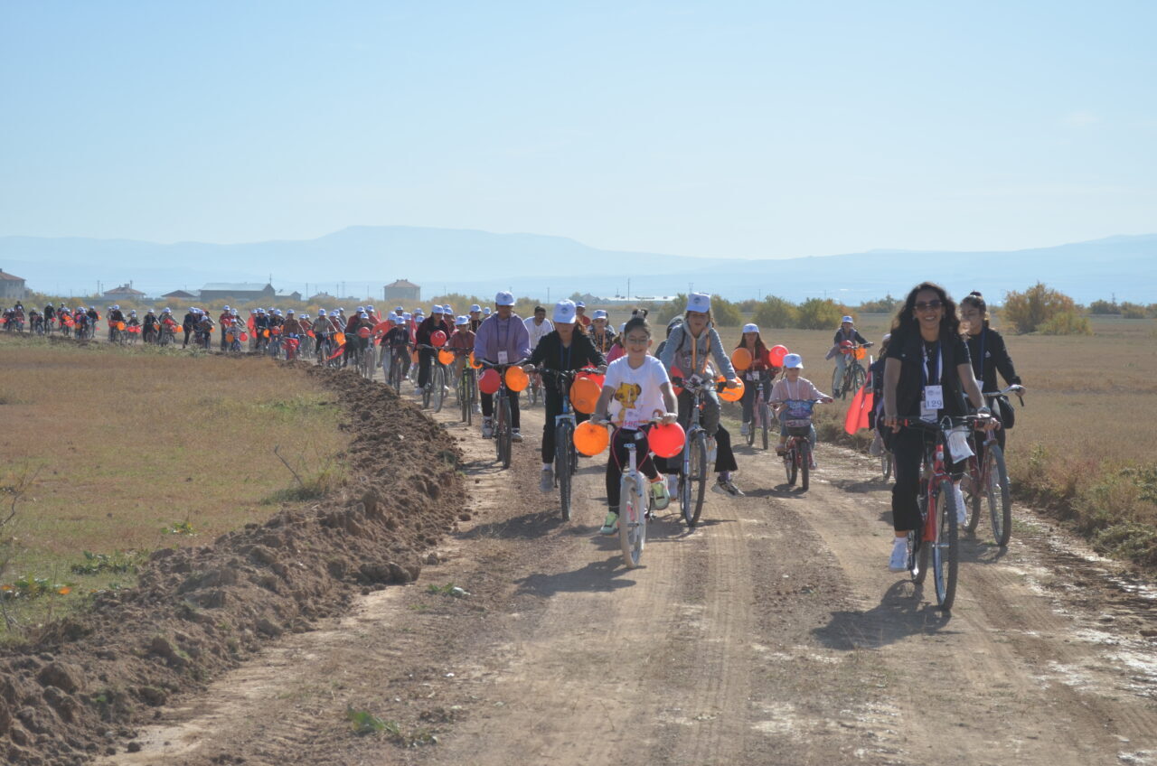 Kayseri'nin Sarıoğlan ilçesi Palas Mahallesi'nde öğrenciler ile vatandaşlar, 29 Ekim