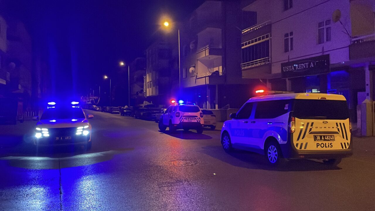 Kayseri'nin Kocasinan ilçesinde bir kişi, evinin bulunduğu sokakta uğradığı silahlı