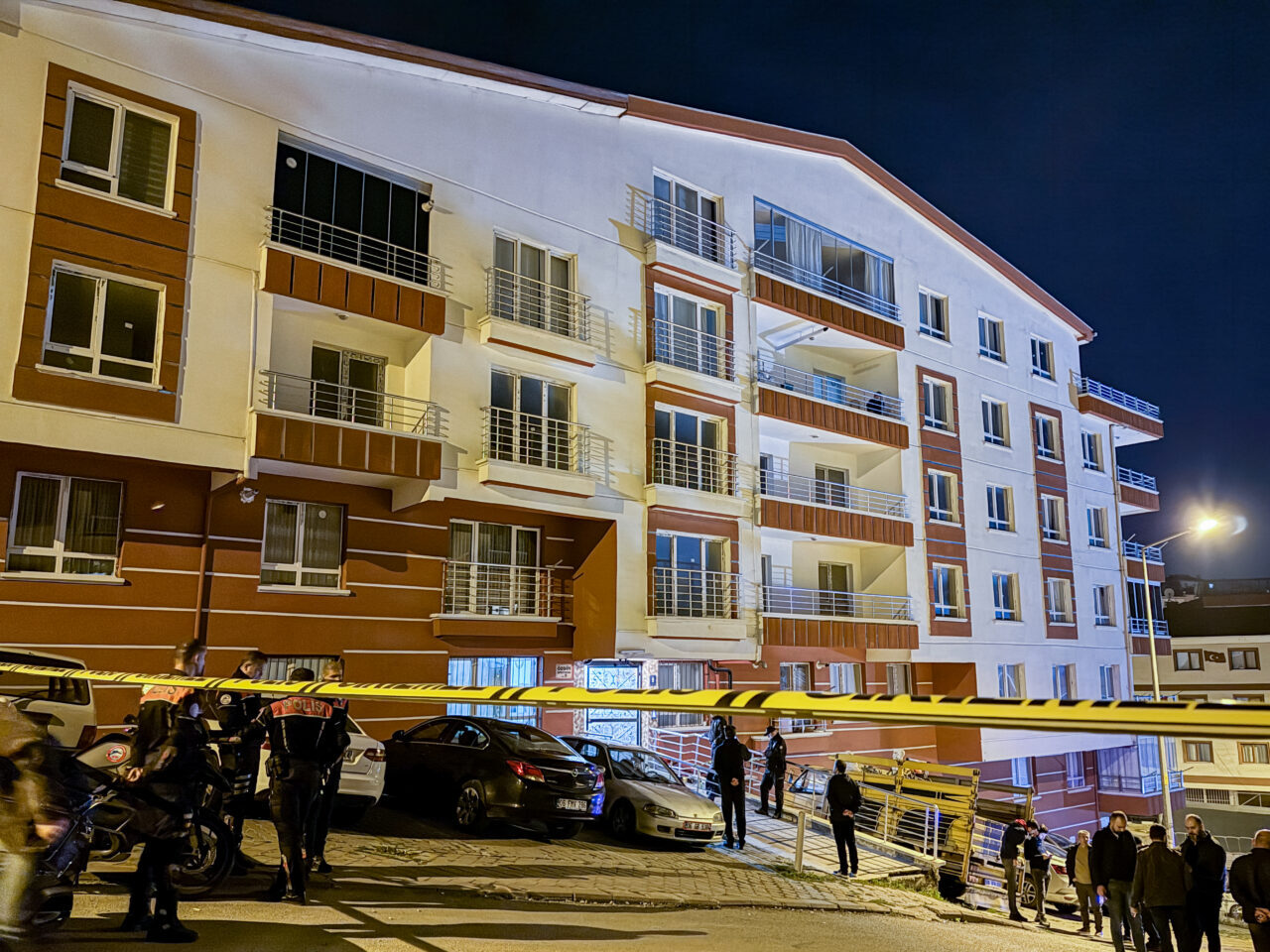  Başkent Ankara'da düzenlenen uyuşturucu operasyonunda bir polis memuru silahla yaralandı.