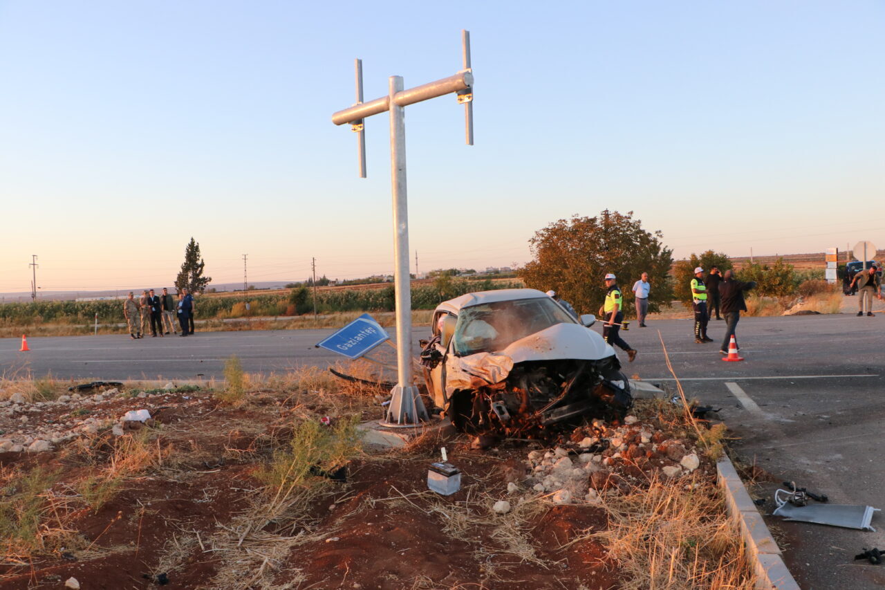  Kilis'te minibüs ile otomobilin çarpışması sonucu 12 kişi yaralandı.