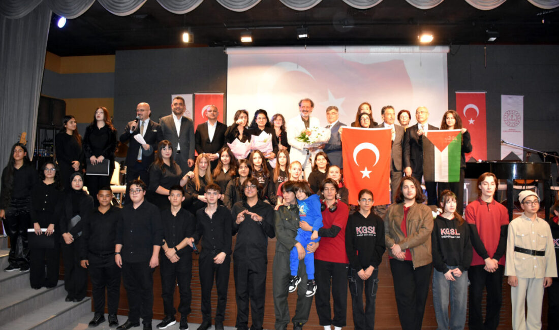 Kırıkkale'de lise öğrencileri tarafından "Kim Var" sanat etkinliği gerçekleştirildi.