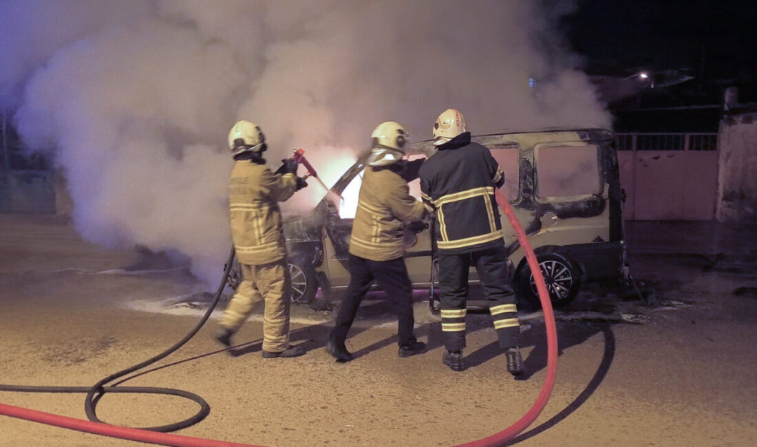 Kırıkkale'de seyir halindeki hafif ticari araçta çıkan yangın, itfaiye ekiplerince