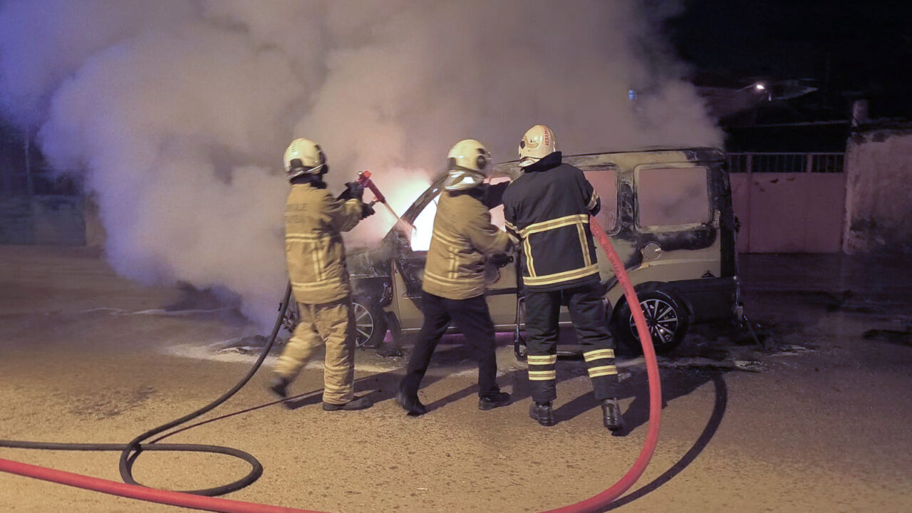 Kırıkkale'de seyir halindeki hafif ticari araçta çıkan yangın, itfaiye ekiplerince