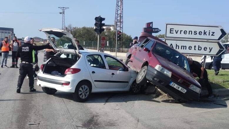 Kırklareli'nin Lüleburgaz ilçesinde iki otomobilin çarpıştığı kazada sürücüler yaralandı.