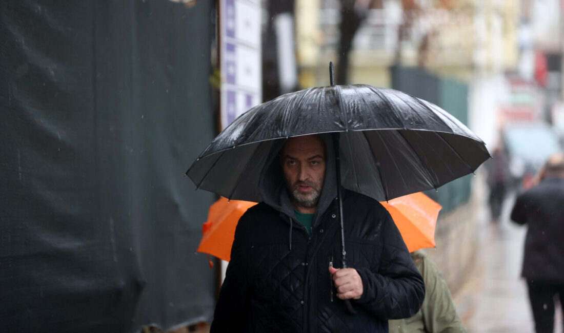 Kırklareli'nde sağanak ve rüzgar etkili oluyor.