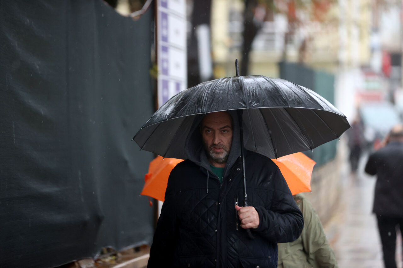 Kırklareli'nde sağanak ve rüzgar etkili oluyor.