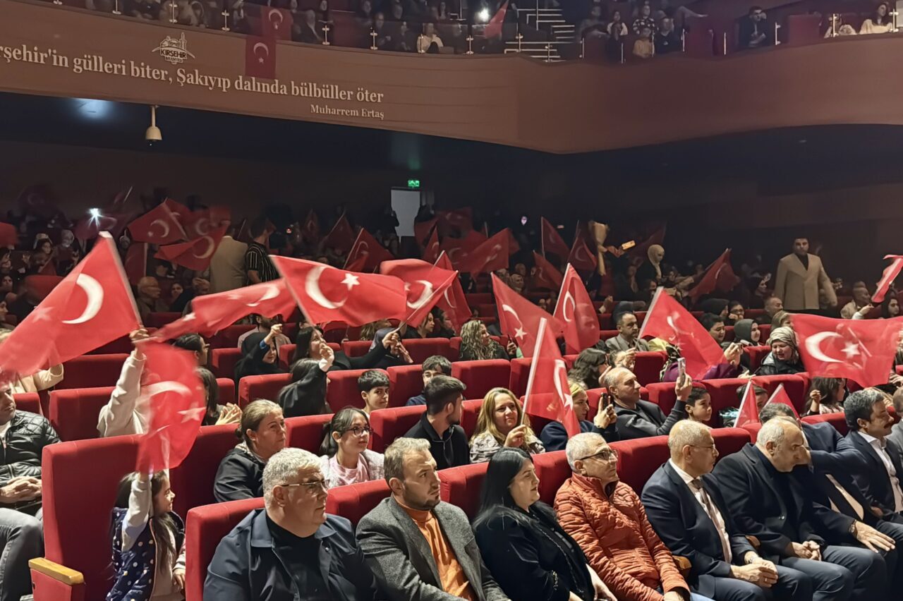 Kırşehir'de, AK Parti İstanbul Milletvekili ve müzisyen Yücel Arzen Hacıoğulları