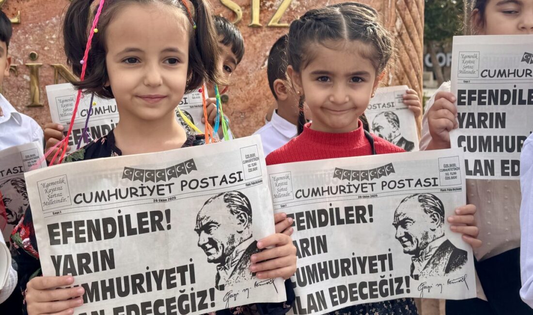Kırşehir'de anaokulu öğrencileri, Cumhuriyet'in ilan edilişinin temsili gazetesini vatandaşlara dağıttı.