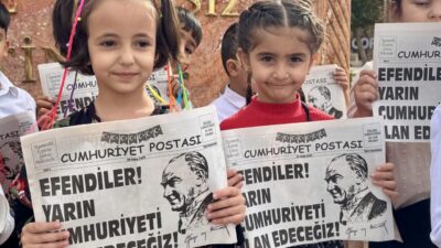Kırşehir'de anaokulu öğrencileri, Cumhuriyet'in ilan edilişinin temsili gazetesini vatandaşlara dağıttı.